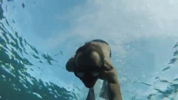 Freitaucher auf Korallen im Roten Meer, Dahab Ägypten, Mann schwimmt unter Wasser in blauem Meerwasser, voll hd - Filmmaterial, Video
