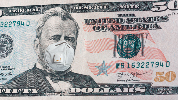 Volto del presidente americano in maschera medica sulla banconota del dollaro durante la crisi economica e pandemia di coronavirus. Montaggio realistico e di qualità con concetto di valuta 2021
 - Foto, immagini