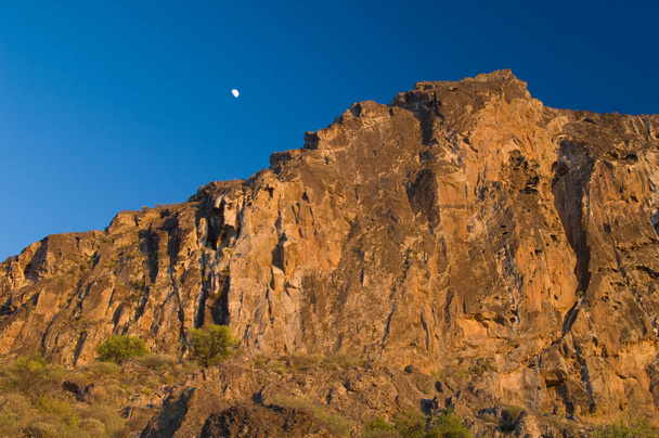 Місяць над скелею на заході сонця в пам "ятнику природи Роке Нубло.. - Фото, зображення