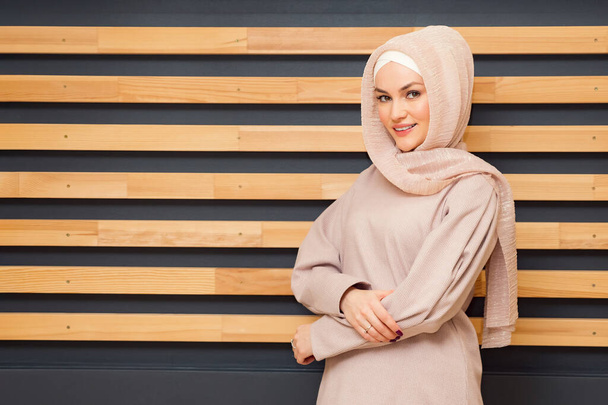 Jovem mulher sorridente no hijab
 - Foto, Imagem