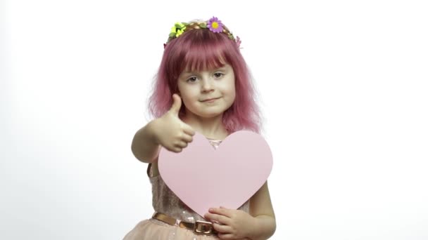 Niña princesa sostiene el corazón de papel rosa. Día de la madre, concepto de San Valentín
 - Imágenes, Vídeo