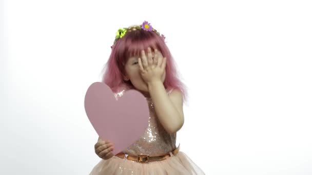 Child girl princess holds pink paper heart. Mothers day, Valentines day concept - Footage, Video
