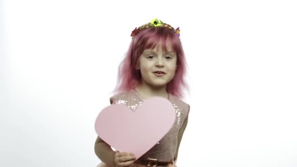 Dziecko dziewczyna księżniczka trzyma różowe serce papieru. Dzień Matki, Koncepcja Walentynek - Materiał filmowy, wideo