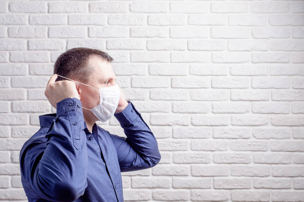 Προστασία από μεταδοτική ασθένεια, coronavirus. Άνδρας με μάσκα υγιεινής για την πρόληψη λοιμώξεων, αερομεταφερόμενης αναπνευστικής νόσου όπως γρίπη, 2019-nCoV - Φωτογραφία, εικόνα