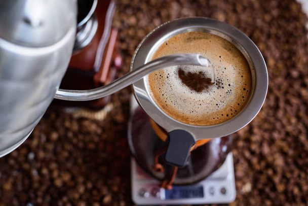 Fekete kávé elkészítése kemexben. - Fotó, kép