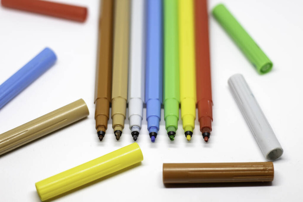 різнокольорові ручки з фетру на білому тлі
 - Фото, зображення