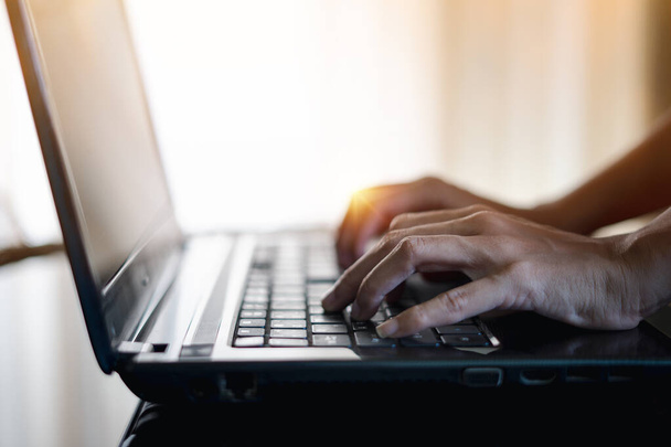 Жінка за допомогою пальця натискає клавіатуру на ноутбук для роботи. Концепція роботи вдома
. - Фото, зображення