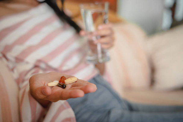 Close up giovane donna prendendo pillole con bicchiere d'acqua, medicamento farmaceutico, cura in contenitore per la salute, antibiotico, Medicina e concetto di assistenza sanitaria
. - Foto, immagini