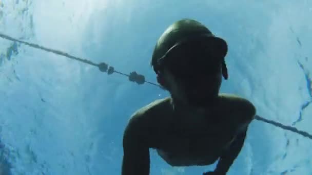 Svoboda na korálech v Rudém moři, Dahab Egypt, Muž plavání pod vodou v modré mořské vodě, full hd - Záběry, video