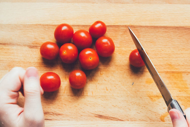 hausgemachte Pizza Schritt für Schritt Anleitung.DIY Pizza Schritt 5.Die Tomaten sanft hacken. Frauenhände schneiden Tomaten - Foto, Bild