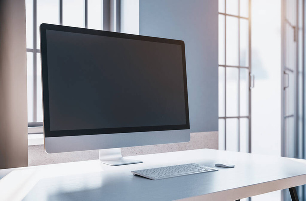 Сучасний офіс і порожній чорний екран комп'ютера на столі. Технології та бізнес-концепція. 3D рендерингу
 - Фото, зображення