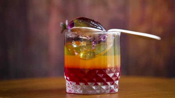 Sladké vícebarevné ovocné pudink želé ve skleněném poháru - Záběry, video