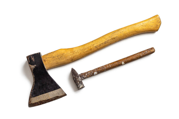 Herramientas de carpintería antiguas con asas de madera hacha y martillo aislados sobre un fondo blanco
 - Foto, Imagen