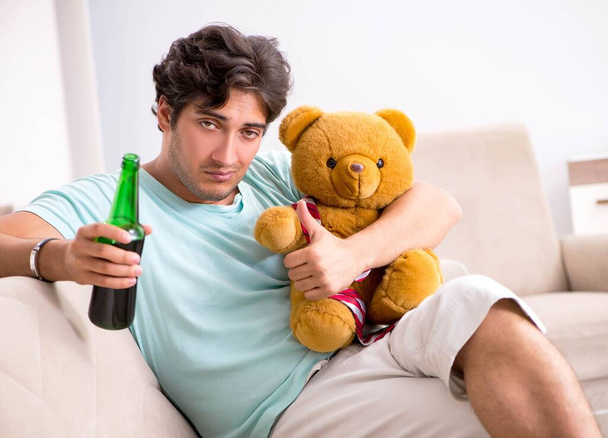 Jonge dronken knappe man na feestje thuis - Foto, afbeelding