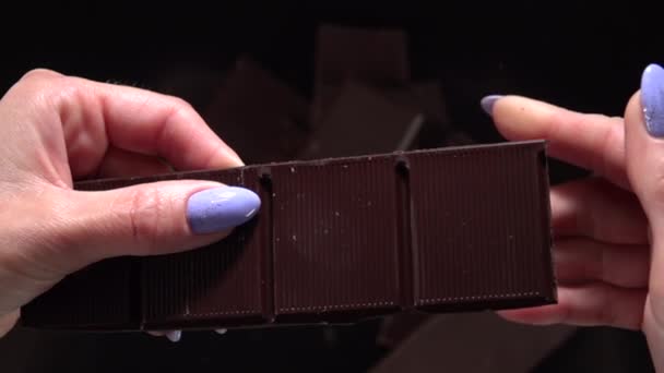 Brechen Sie eine Tafel Schokolade. Zeitlupe 500fps - Filmmaterial, Video