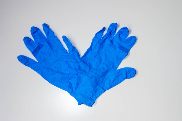 Guanti blu utilizzati come attrezzature protettive individuali per non ottenere Covid-19. Conosciuto anche come Coronavirus
. - Foto, immagini