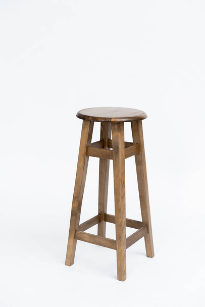 στρογγυλή ξύλινη καρέκλα μπαρ σε λευκό φόντο - Φωτογραφία, εικόνα