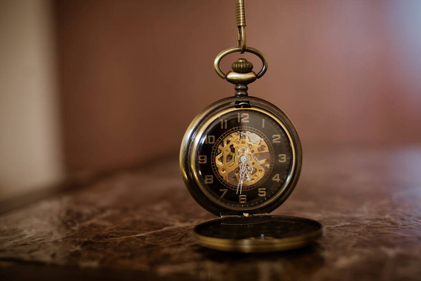 Relógio vintage retro, conceito de tempo
 - Foto, Imagem