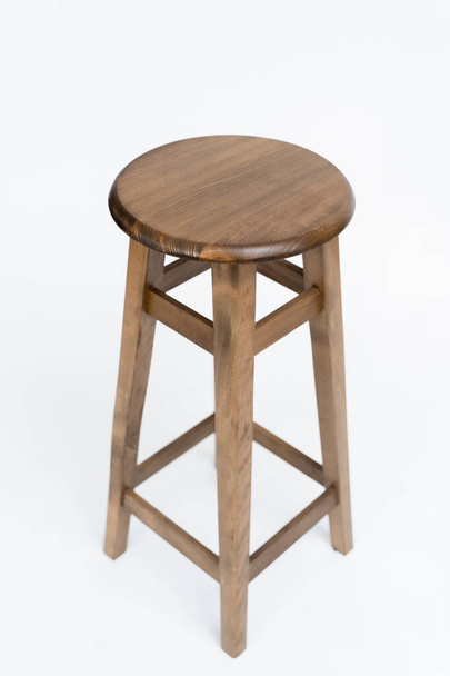 okrągłe drewniane krzesło bar na białym tle - Zdjęcie, obraz