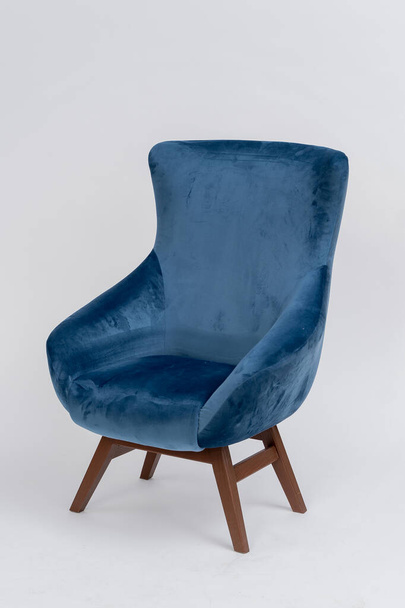 modré velor židle s dřevěnými nohami na bílém pozadí - Fotografie, Obrázek