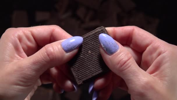 Σπάσε μια σοκολάτα. Αργή κίνηση 500fps - Πλάνα, βίντεο