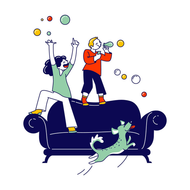 Freche hyperaktive Kinderfiguren Kleine Mädchen und Jungen spielen zu Hause, pusten Seifenblasen und springen auf dem Sofa - Vektor, Bild