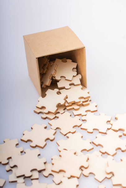 Кусочки головоломки выходят из коробки как концепция бизнес-решения - Фото, изображение