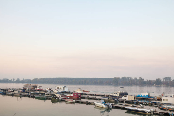ゼムンの港や港に停泊ボート,ゼムンスキーマリーナの典型的なポンツーン上,ベオグラードで,セルビア,ドナウ川の主要なナビゲーションハブの一つ - 写真・画像