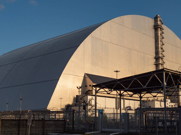 Reactor 4 en la central nuclear de Chernobyl con un nuevo sarcófago. Un desastre atómico global. Zona de exclusión de Chernobyl. Ucrania
 - Foto, Imagen