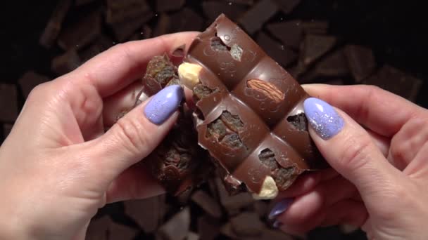 Brechen Sie eine Tafel Schokolade. Zeitlupe 500fps - Filmmaterial, Video