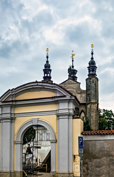 Çek Cumhuriyeti 'nin Kutna Hora şehrinde bulunan Kostnice Kilisesi' ne. İnsan kemikleri ve kafatasları. Turistik bir yer, popüler bir turizm merkezi, insan kafatası. - Fotoğraf, Görsel