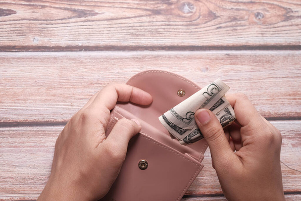 nők kézzel megtakarítás készpénz pénztárca másolási hely  - Fotó, kép