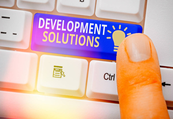 Znak tekstowy pokazujący Development Solutions. Zdjęcie koncepcyjne Efektywne planowanie w oparciu o potrzeby firmy. - Zdjęcie, obraz