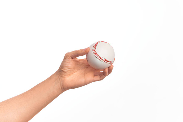 Рука білошкірого чоловіка, що тримає бейсбольний м'яч над ізольованим білим тлом
 - Фото, зображення