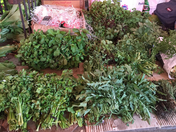 La selección de las hierbas distintas en el mercado en África
 - Foto, imagen