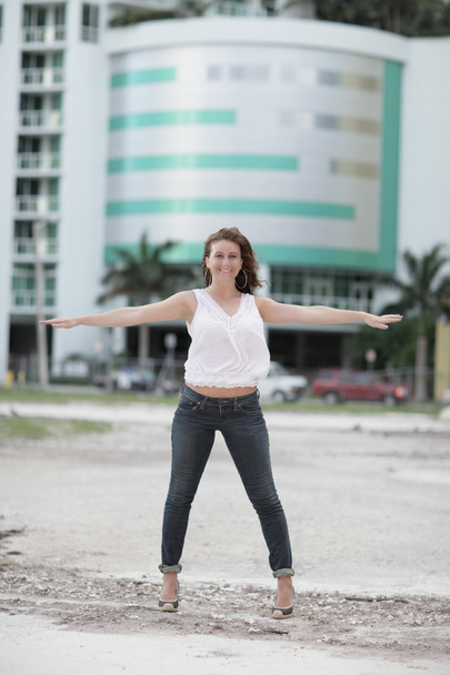 vrouw poseren met uitgestrekte armen - Foto, afbeelding