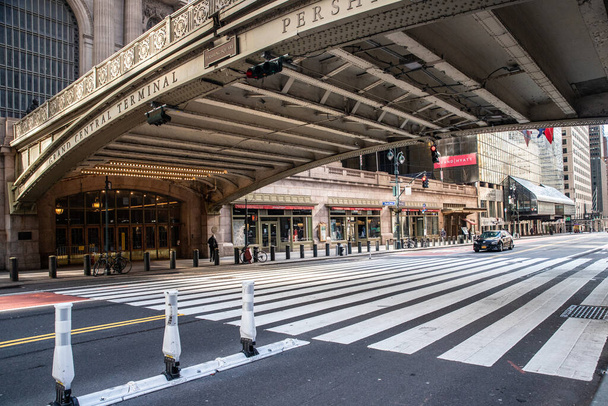 NOWOŚĆ YORK CITY - KWIECIEŃ 19, 2020: Widok pustej ulicy w terminalu Grand Central na Manhattanie podczas pandemii Covid-19.  - Zdjęcie, obraz