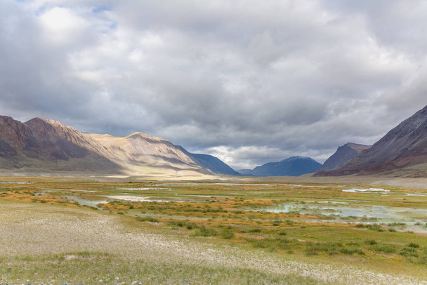 Mongolian landscape of mongolia valley. Mongolian steppe, Altai - Foto, Imagen