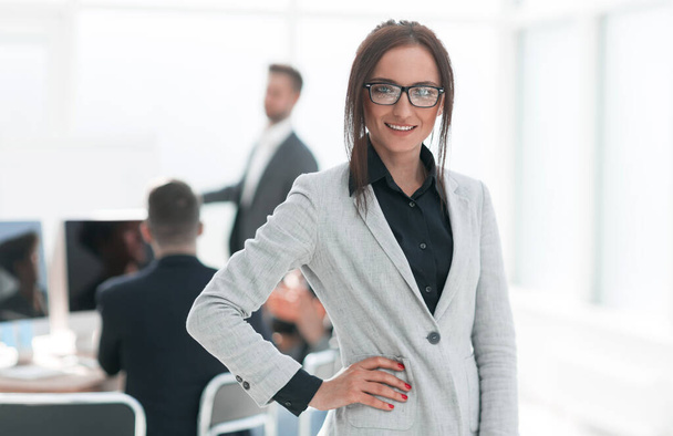 portrait of a successful young business woman on an office background. - Foto, afbeelding