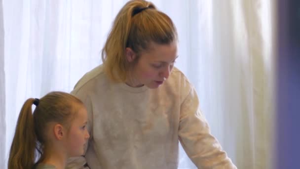 Daughter And Mother Paints Eggs - Filmagem, Vídeo