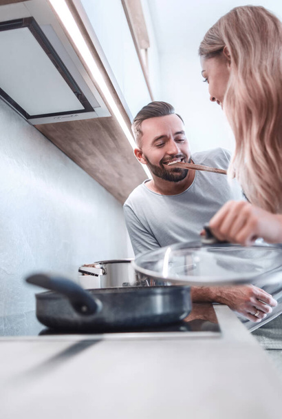 young husband and wife cook dinner together - Valokuva, kuva