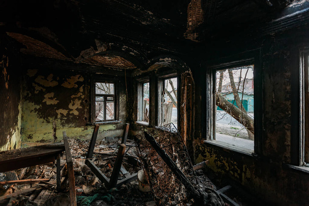 Сгоревший интерьер старого сельского дома. Последствия пожара - Фото, изображение