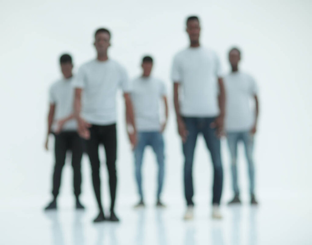 immagine sfocata di un gruppo di giovani in t-shirt bianche
 - Foto, immagini