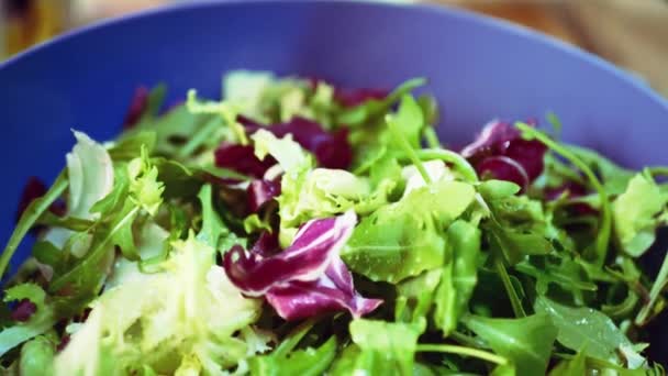 Salada de frescura preparada com espinafre verde. Alimentação saudável e conceito vegetariano. Almoço fresco, close up, macro. Azeite derramando sobre prato com ingredientes orgânicos
 - Filmagem, Vídeo
