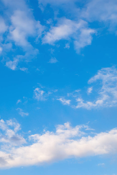 высокое голубое летнее небо. ветер ускоряет небольшие облака. погодные условия. копировальное пространство
 - Фото, изображение