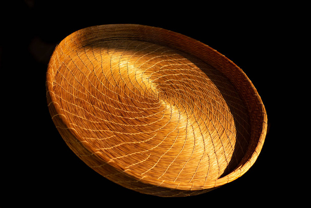 工芸品は、黄金の草で作られたハラパオの丸いトレイの典型的なものでした. - 写真・画像