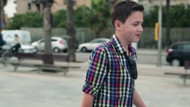 Young teenager walking in city - Filmagem, Vídeo