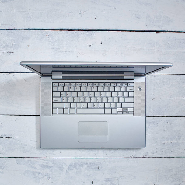 Laptop laptop számítógép fehér fa textúra háttér. Otthoni munka. a szöveg másolási helye - Fotó, kép