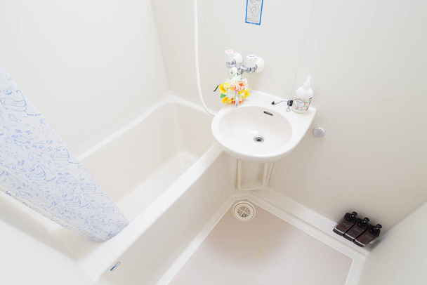 Photo grand angle de salle de bain lumineuse et nettoyée avec douche et baignoire
 - Photo, image