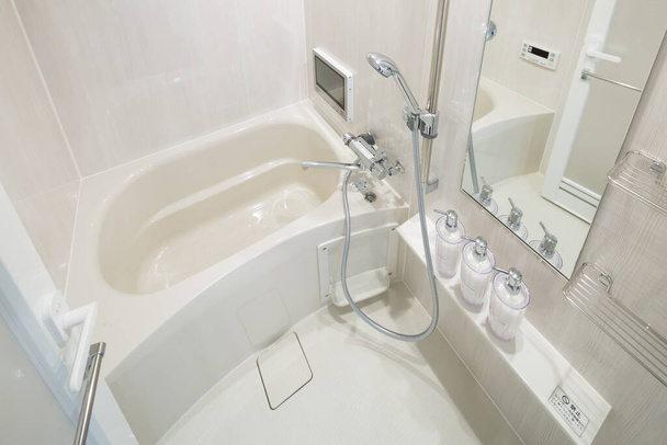 Photo grand angle de salle de bain lumineuse et nettoyée avec douche et baignoire
 - Photo, image
